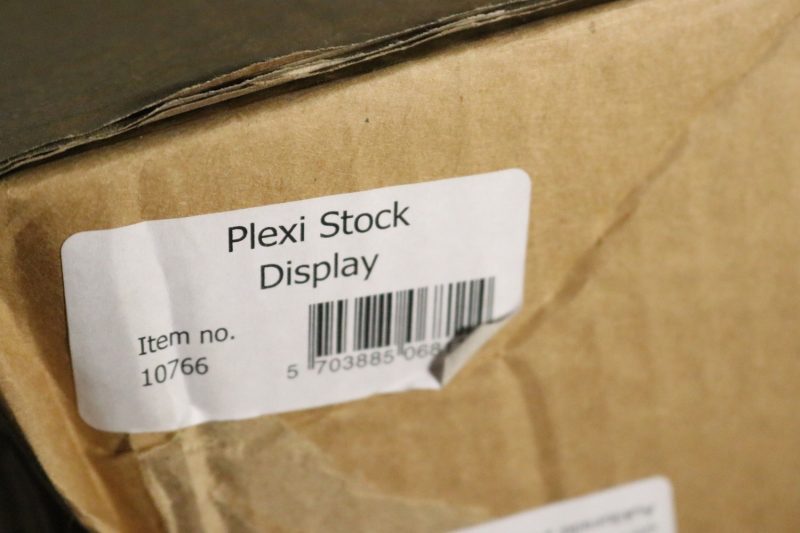 Elegant Plexiglasdisplay för Exponering av Varor – Stilrent och Funktionellt!