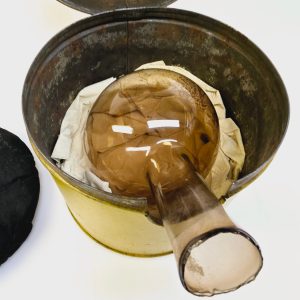 Retro gul metallbehållare med glastut – charmig och unik vintagefynd!
