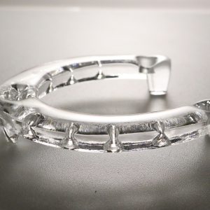 Ljusstake i form av en hästsko, glas