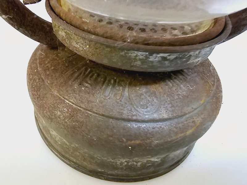 Rustik antik fotogenlykta med charm och historia