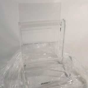 Elegant Plexiglasdisplay för Exponering av Varor – Stilrent och Funktionellt!