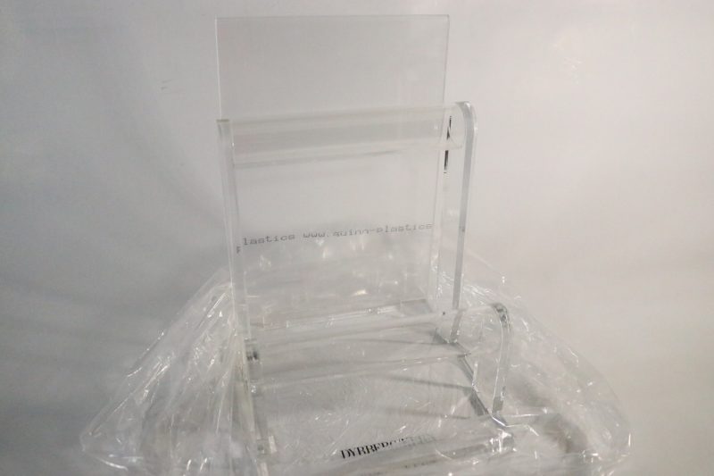 Elegant Plexiglasdisplay för Exponering av Varor – Stilrent och Funktionellt!