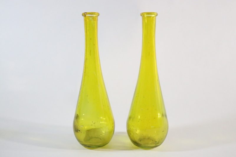 Två Eleganta Gula Glasvaser – Retro Charm för Ditt Hem