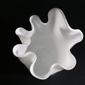 Elegant vit designvas med mjuka former - 15 cm hög