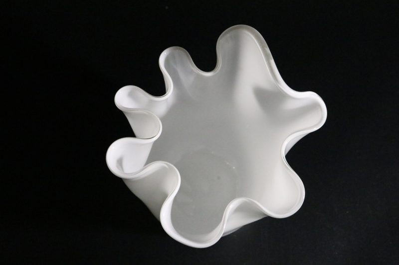 Elegant vit designvas med mjuka former - 15 cm hög