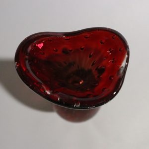 Elegant röd glassvas – 28 cm hög
