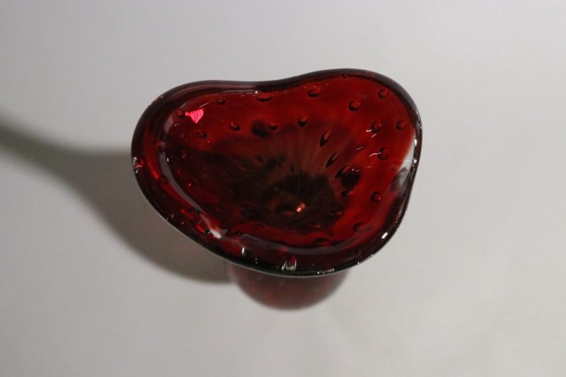 Elegant röd glassvas – 28 cm hög