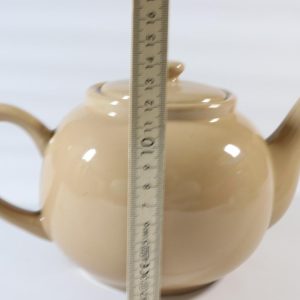 Tekanna med lock – färg: beige– typisk engelsk tekanna "create by just mugs"