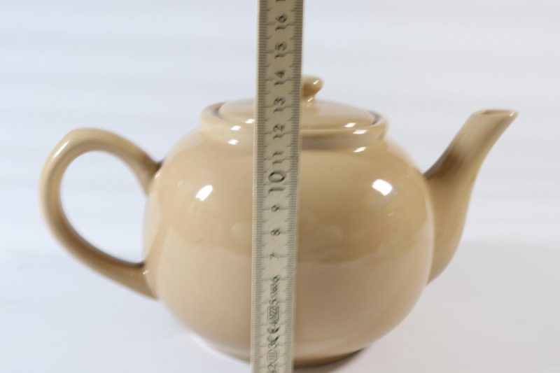 Tekanna med lock – färg: beige– typisk engelsk tekanna "create by just mugs"