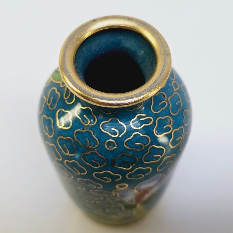 Elegant cloisonné-vas med blommotiv – ett klassiskt hantverk i miniatyr