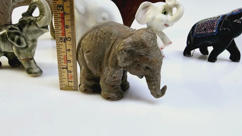 Samling av Dekorativa Elefantfigurer – Unik Blandning i Olika Material