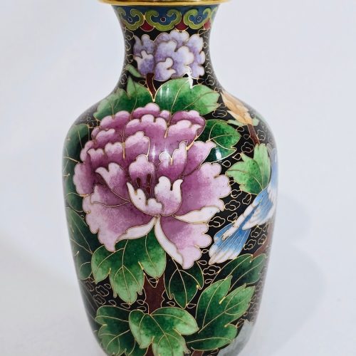 Elegant kinesisk cloisonnévas med blomstermotiv - Ett konstverk i emalj