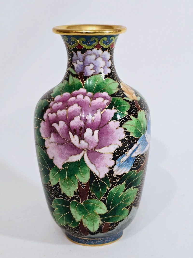 Elegant kinesisk cloisonnévas med blomstermotiv - Ett konstverk i emalj