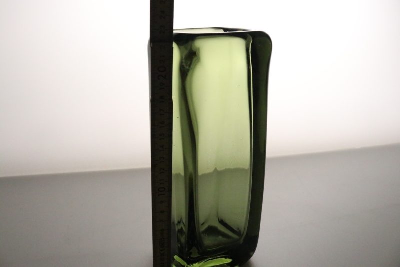 Stilren grön glasvas - Klassisk och tidlös design