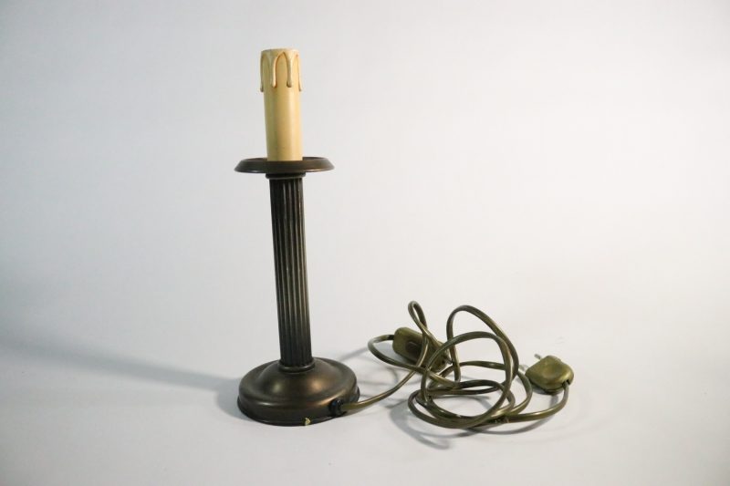 Klassisk Ljusformad Bordslampa i Antik Stil – En Tidlös Dekoration för Hemmet