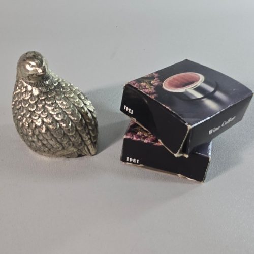 Vaktelformad  pepparshaker i nysilver och ett pasr droppstopp ringar