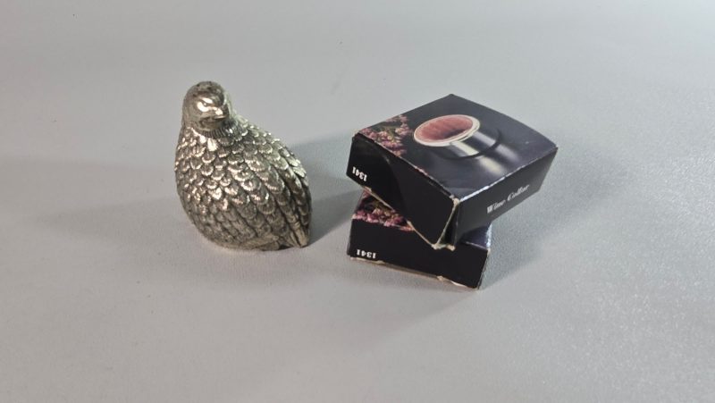Vaktelformad  pepparshaker i nysilver och ett pasr droppstopp ringar