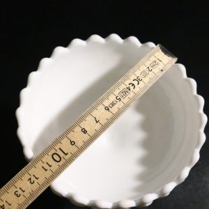 Elegant Vit Milkglass-skål på Fot – Perfekt för Samling eller Dekoration