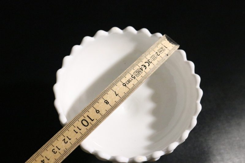 Elegant Vit Milkglass-skål på Fot – Perfekt för Samling eller Dekoration