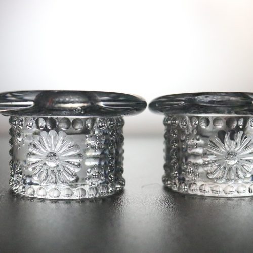 ETT PAR LJUSSTAKAR "DAISY" ROLF SINNEMARK FÖR KOSTA BODA GLASBRUK