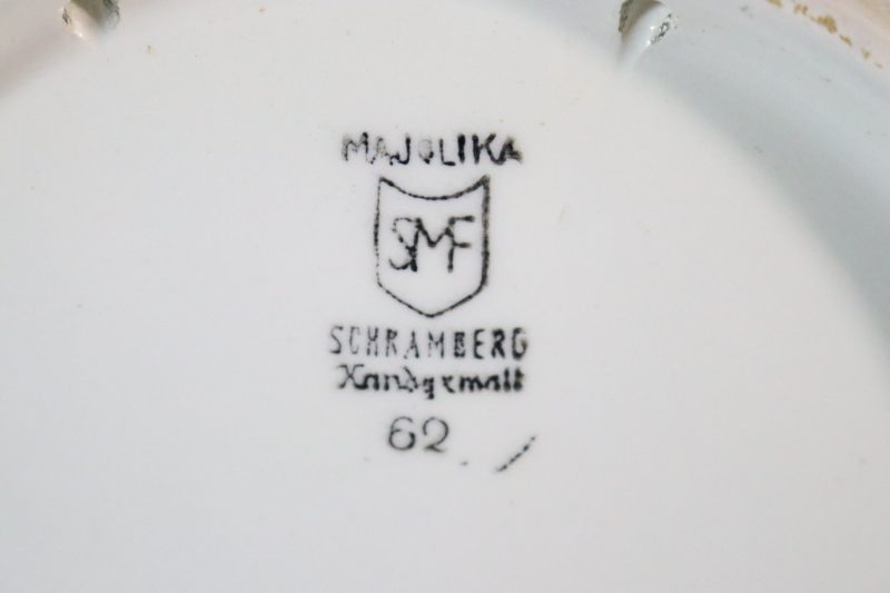 Majolika Schramberg väggtallrik med röd stuga, 4571