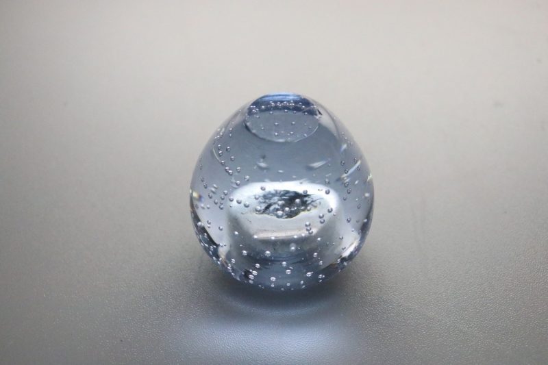 Liten ljusstake med bubblor i glaset