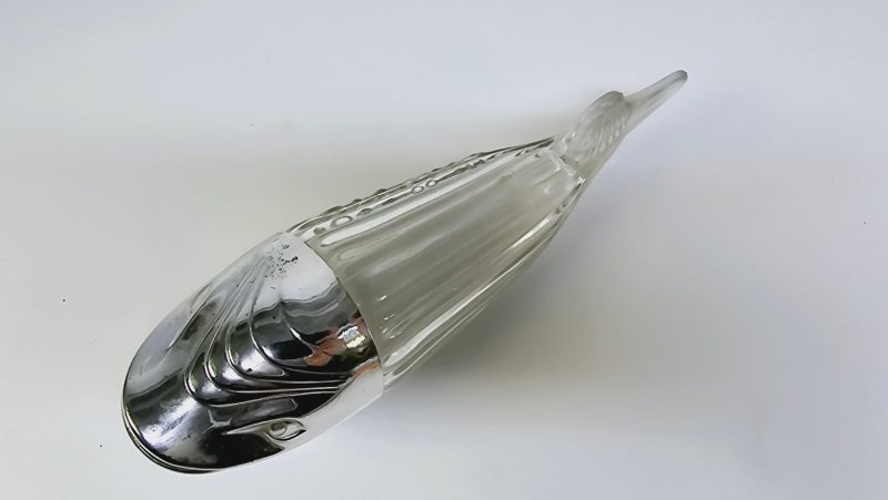 Elegant glasfisk med silverdetaljer – unik och dekorativ!