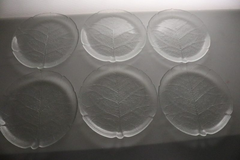 Set om sex eleganta glasassietter - Lövet, möjligen från Arcoroc, France