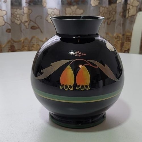 Vas, svart glas med handmålad blomdekor, art deco, Åseda glasbruk