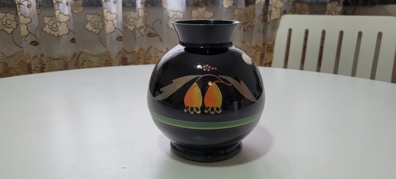 Vas, svart glas med handmålad blomdekor, art deco, Åseda glasbruk