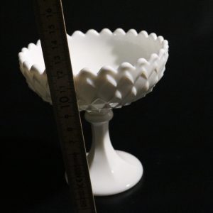 Elegant Vit Milkglass-skål på Fot – Perfekt för Samling eller Dekoration