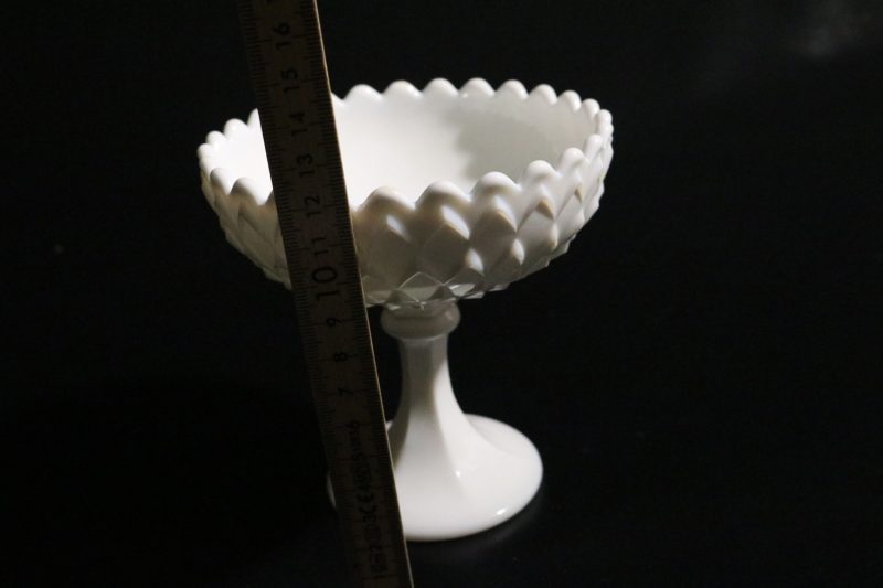 Elegant Vit Milkglass-skål på Fot – Perfekt för Samling eller Dekoration