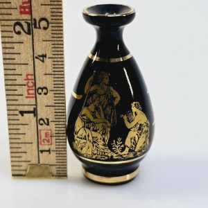 Miniatyrvas med Grekisk Design – En Tidlös Klassisk Detalj