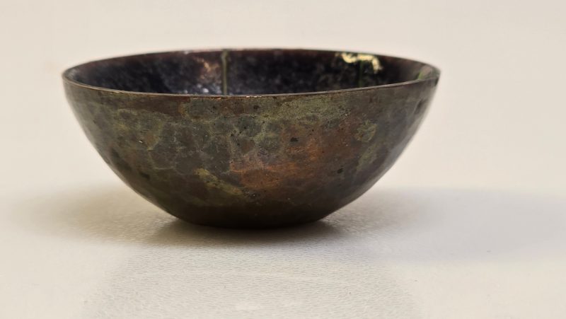 Unikt handgjort miniatyr skål i metall – charmig detalj för hemmet