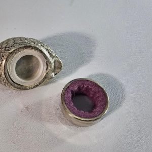 Vaktelformad  pepparshaker i nysilver och ett pasr droppstopp ringar