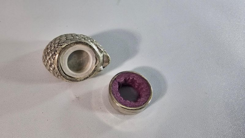 Vaktelformad  pepparshaker i nysilver och ett pasr droppstopp ringar