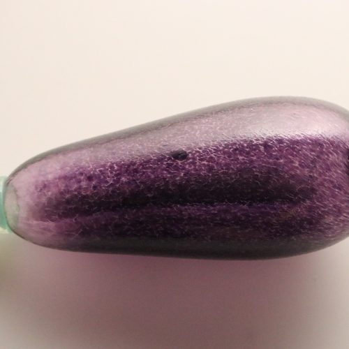 Unik handblåst glasdekoration i form av en aubergine – ca 20 cm