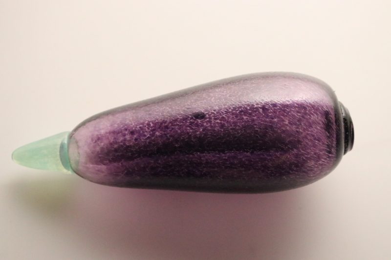Unik handblåst glasdekoration i form av en aubergine – ca 20 cm