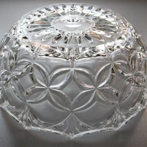 Vacker skål i glas, troligen från svensk glasbruk