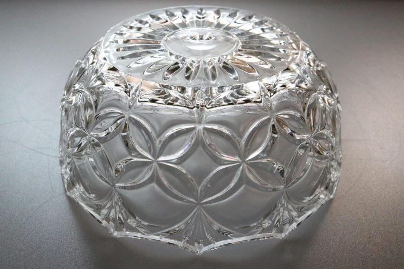Vacker skål i glas, troligen från svensk glasbruk