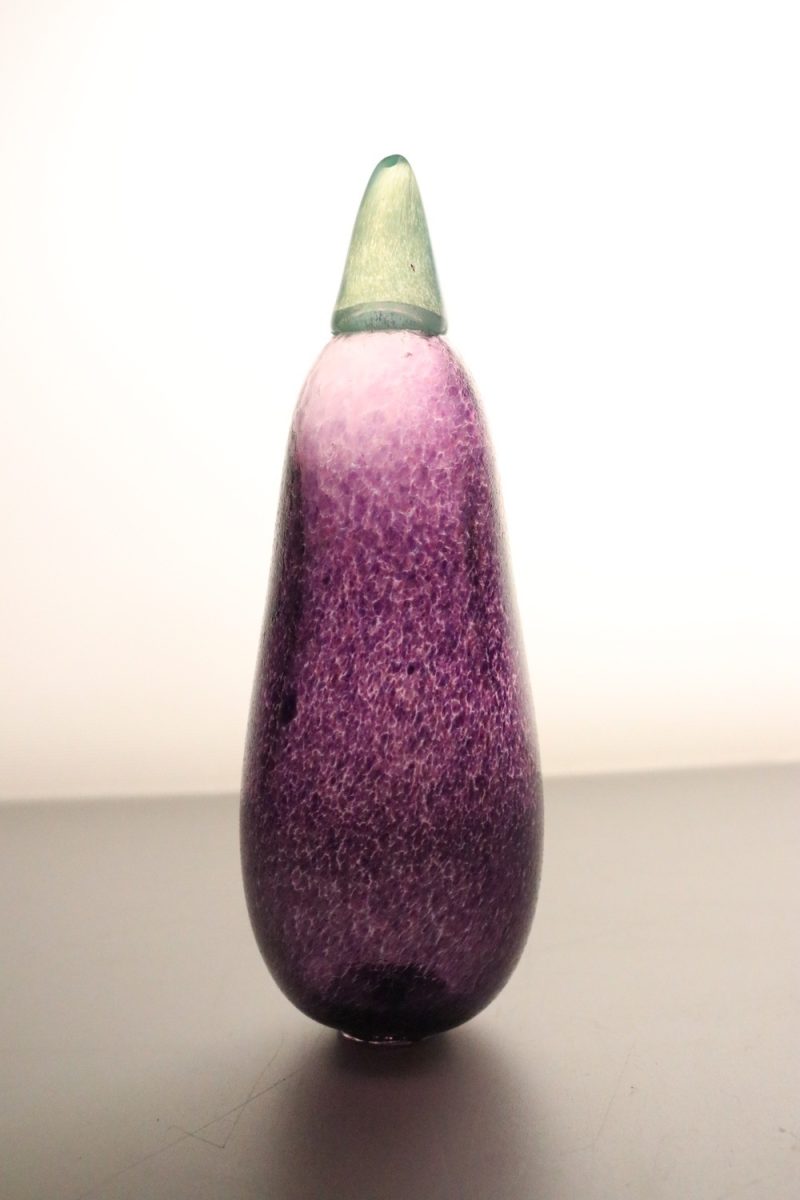 Unik handblåst glasdekoration i form av en aubergine – ca 20 cm
