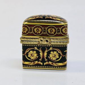 Elegant vintage parfymbox med flaskor från Past Times – unik och charmig!
