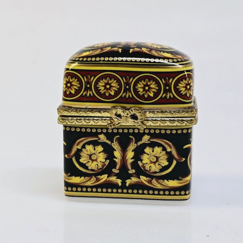 Elegant vintage parfymbox med flaskor från Past Times – unik och charmig!