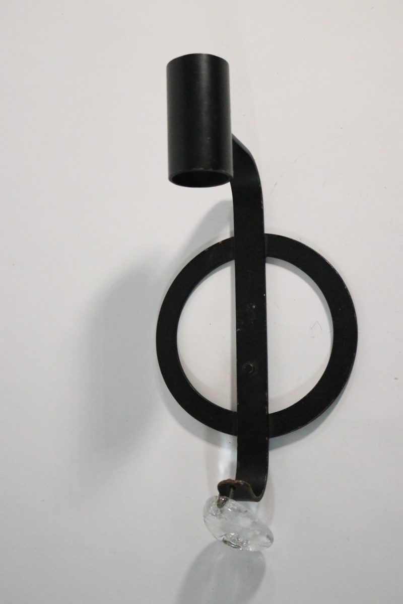 Väggljusstake, svart metall med glasprisma