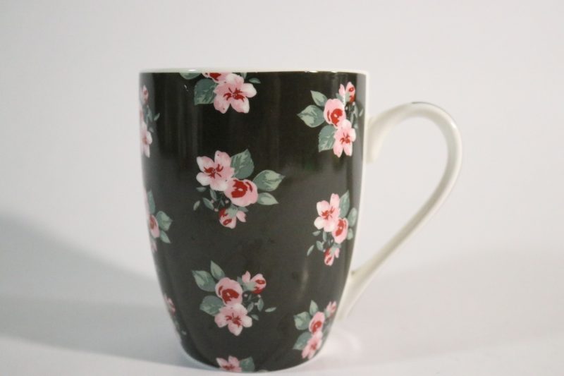 Elegant Blommig Mugg – En Perfekt Balans Mellan Stil och Funktionalitet