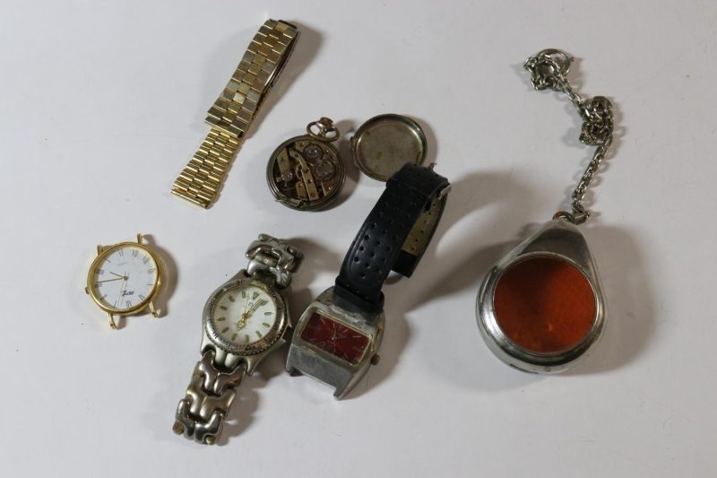 klockor och reservdelar, rep objekt, något silver
