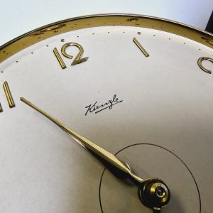 Elegant Väggklocka från Kienzle – Klassisk Design i Trä