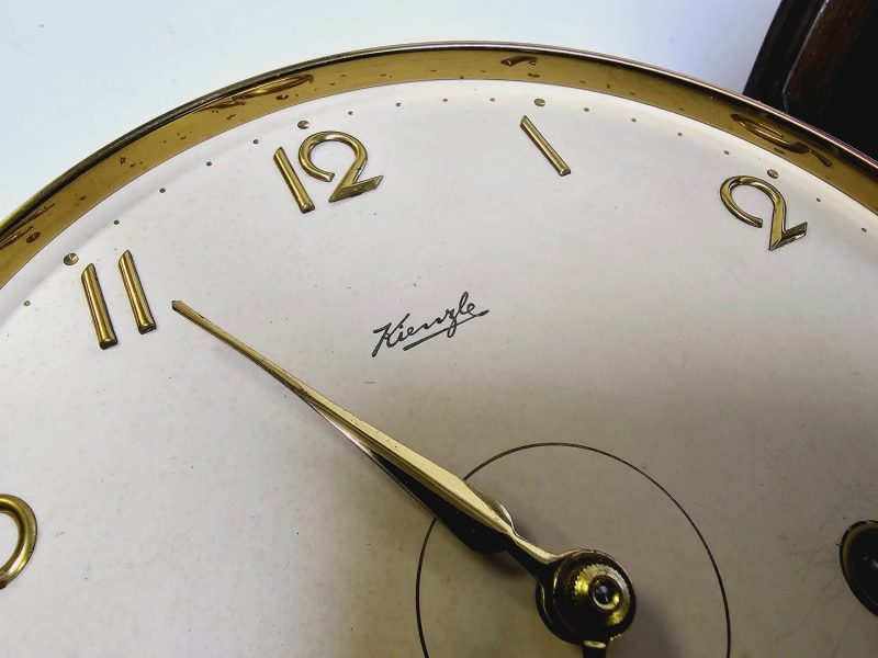 Elegant Väggklocka från Kienzle – Klassisk Design i Trä
