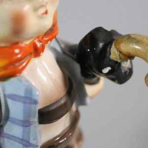 Figurin, pojke med hund, H 17cm