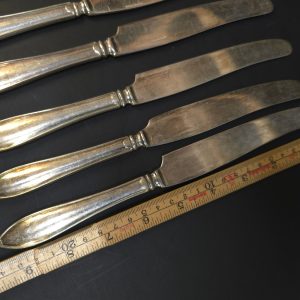 Eleganta Antika Bordsknivar i Prima NS – Tidlös Kvalitet och Stil